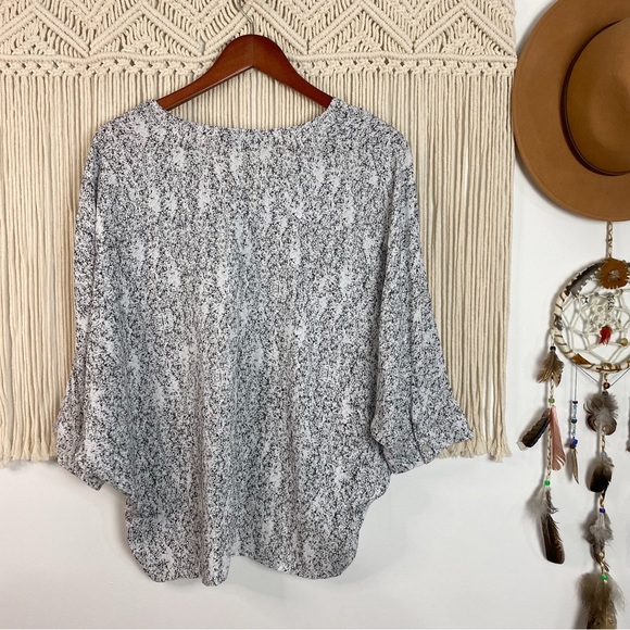 424Fifth NWT Lord & Taylor Abstract Black & White Blousy Short Sleeve Top Large - Picture 11 of 12